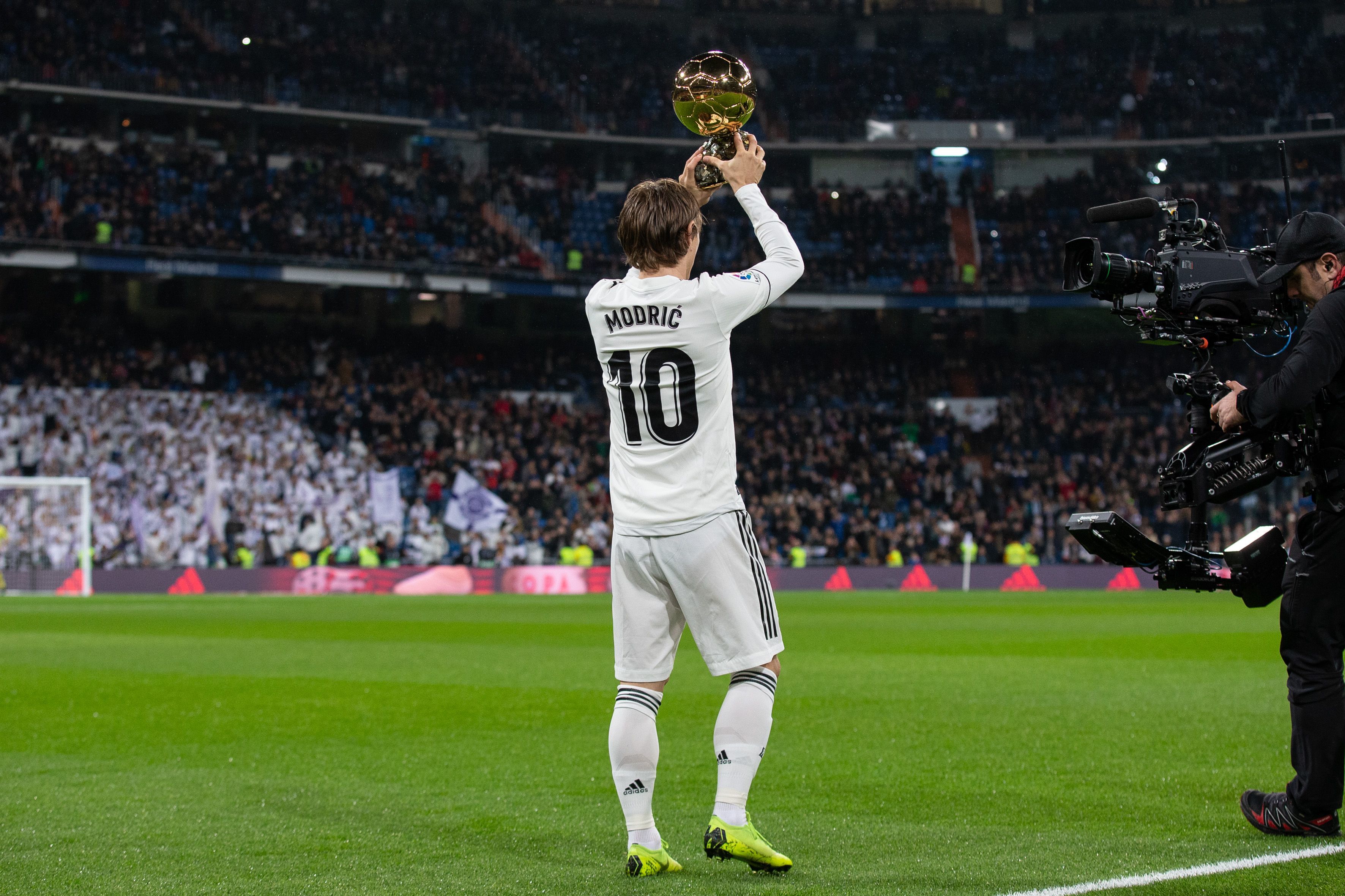 日媒：日本国门铃木彩艳预计13日在日本接受手指骨折手术